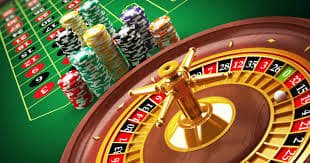 Studio live-dealer dengan meja blackjack dan dealer profesional
